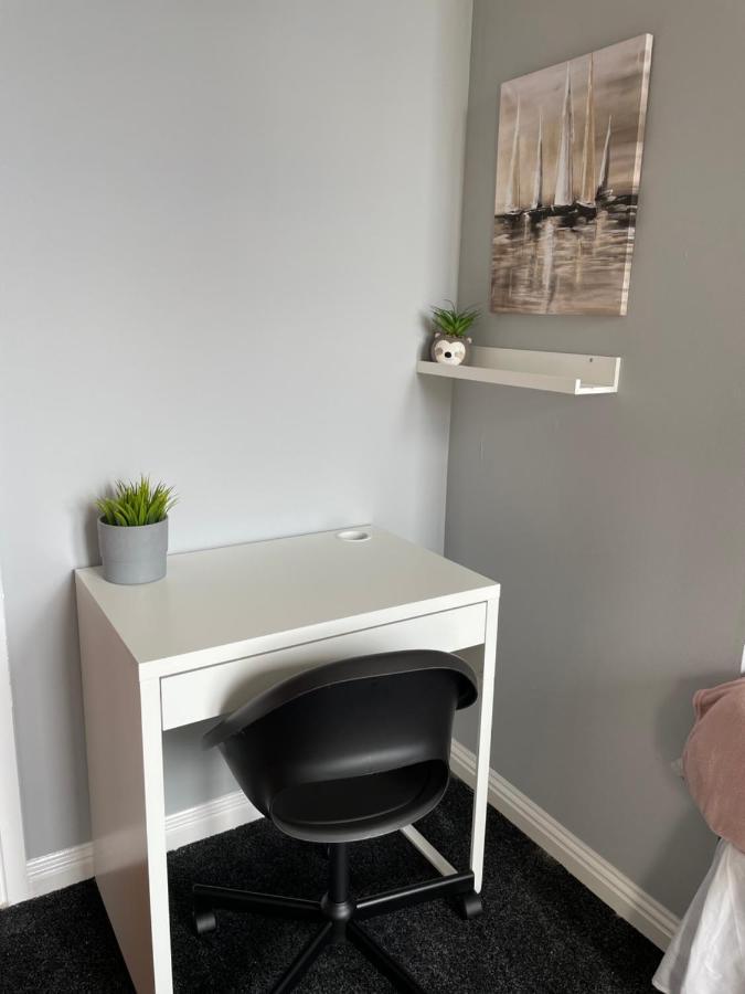 Spacious One Bedroom Flat, Entire Property. Greenock Exterior foto
